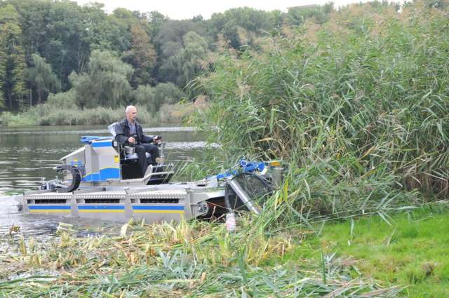 Curăţarea mecanizată a vegetaţiei din lacurile capitalei este mai rentabilă